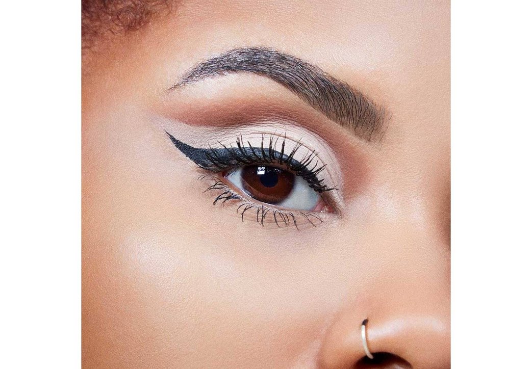 Iδανικό μακιγιάζ για αμυγδαλωτά μάτια με eyeliner