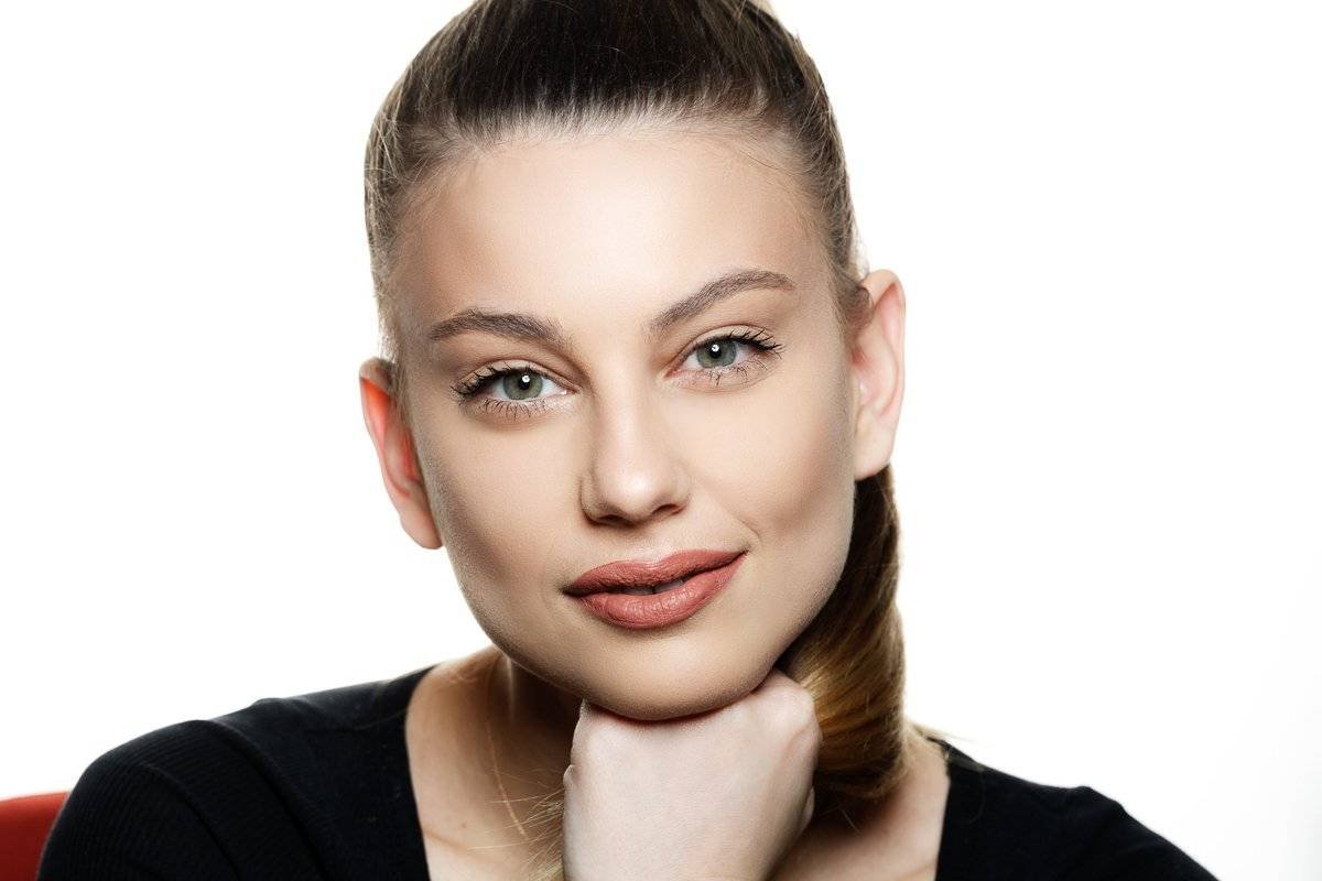 How to Apply Liquid Matte Lipstick model with purple lips