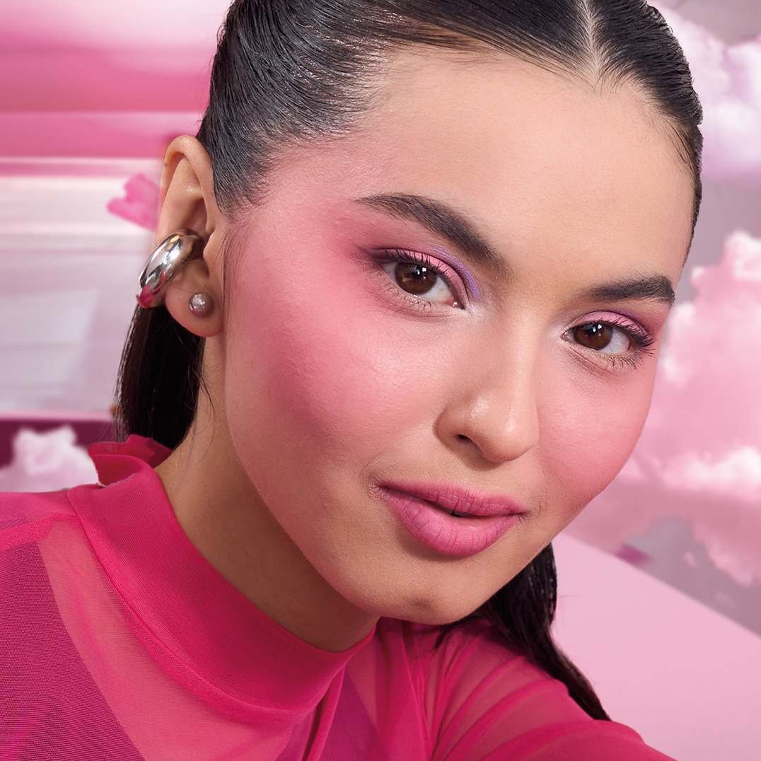 γυναικείο πρόσωπο με Strawberry Makeup. Δες το trend με το ρουζ