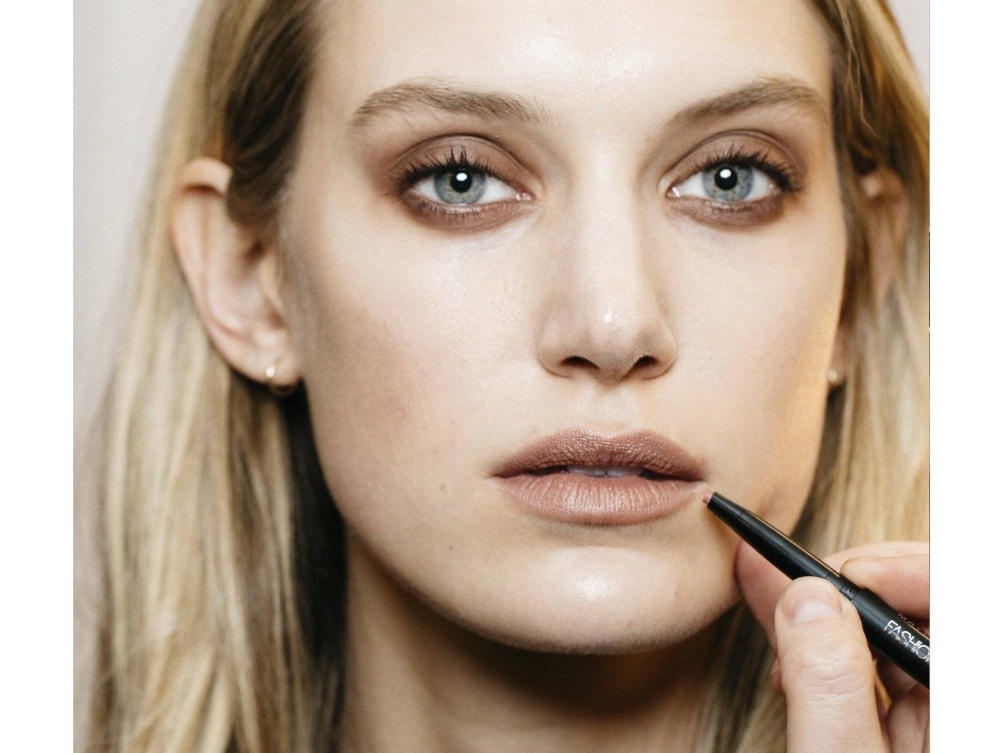 eye pencil lips makeup