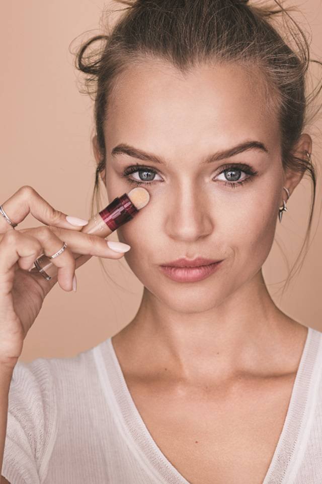 How to use concealer model holding Maybelline product