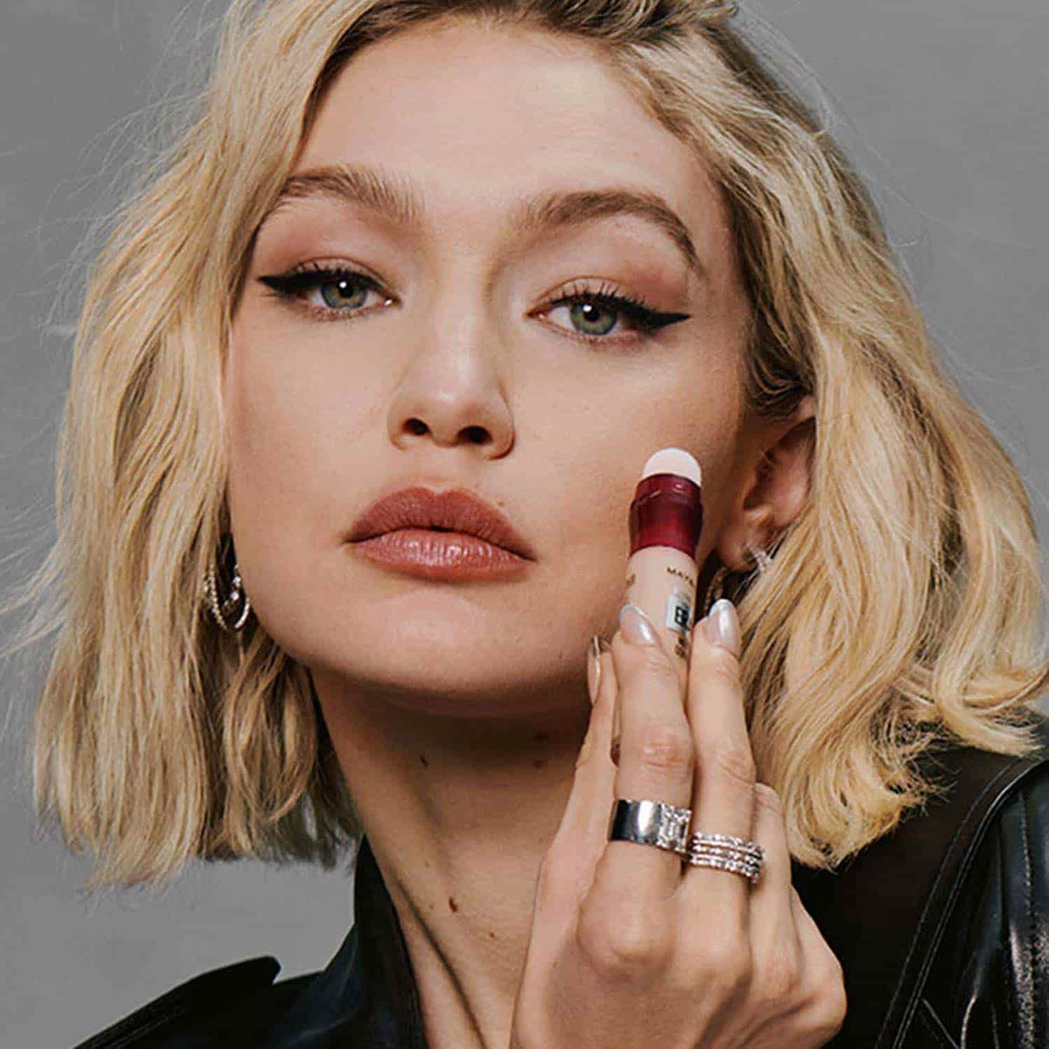Instant Age Rewind Concealer Model