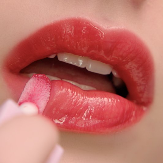 How to Apply Liquid Matte Lipstick model with purple lips