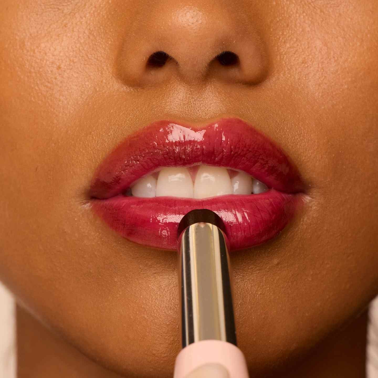 Ποια είναι τα καλύτερα lip gloss για λαμπερά χείλη
